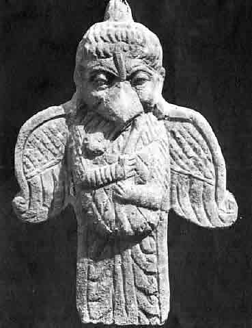 Гаруда со змеем. Скульптура кушанской эпохи в. н.э.)